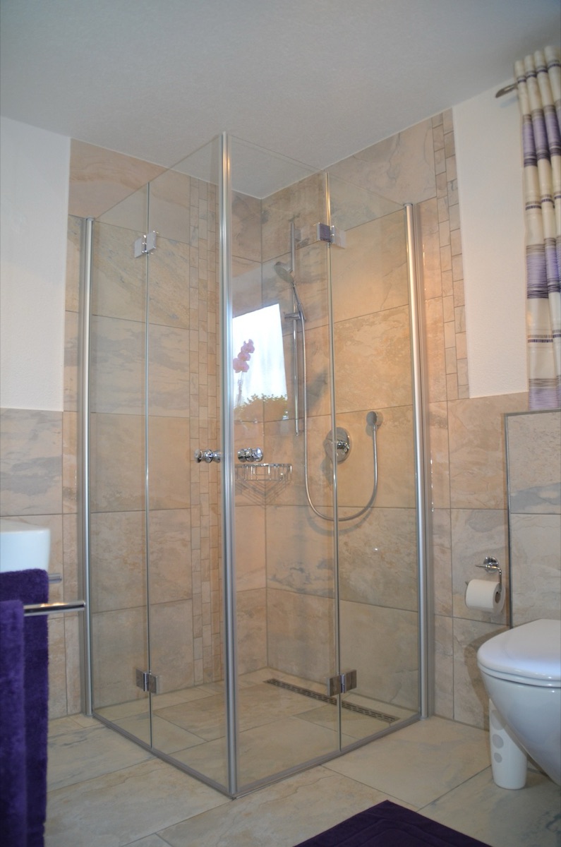 Bad mit bodenebener Glasdusche
