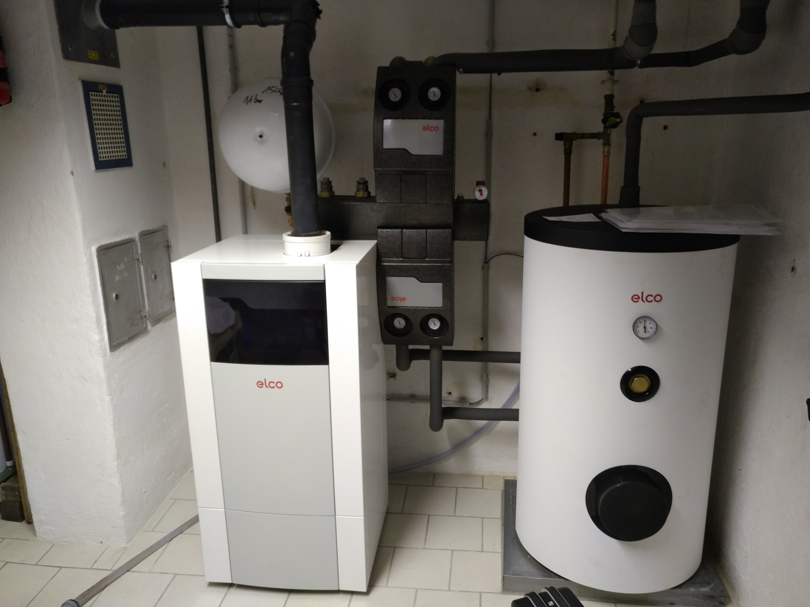 Heizungsanlage mit Brennwertgerät und Warmwasserspeicher
